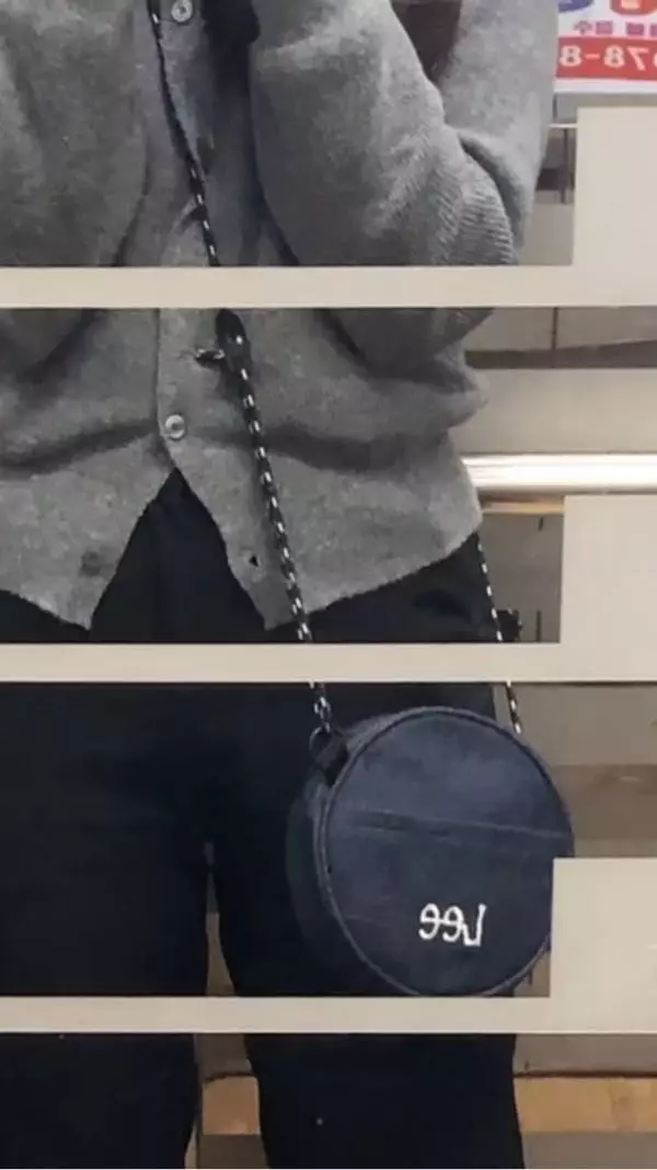 끈이 잘 풀리긴 하지만 꽉 조여주면 괜찮아요 크기도 귀여워요