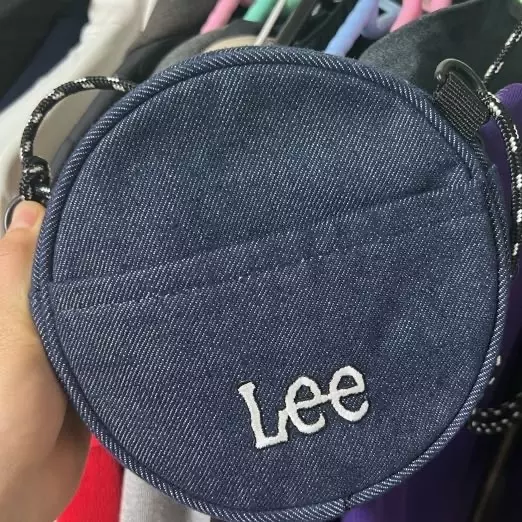 보자마자 너무 귀여워서 주문해버렸는데 실물 완전 똑같아요 !! 수납은 카드지갑이랑 립