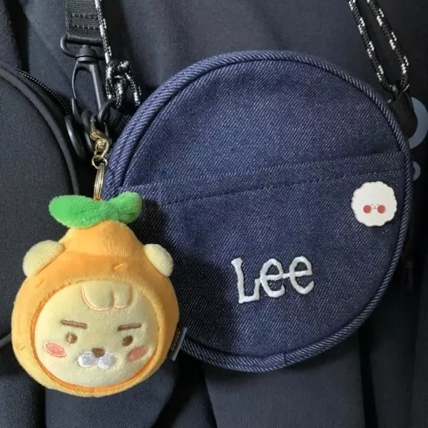 친구가 탐난다고해서 하나더 get했어요!이것저것 넣어다니기 좋고사이즈도 작지도 크지