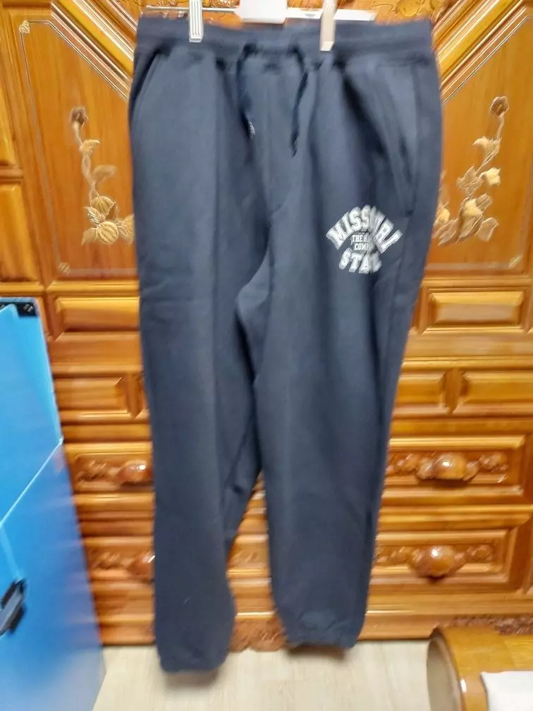 네이비 색상에 화이트 로고플레이가 매력적입니다. 원단도 적당히 도톰해요.