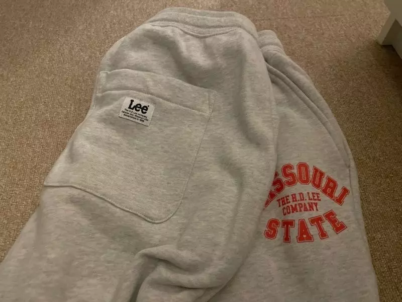 예쁘고 배송은 좀 느렸어요 라지사이즈치고 다른브랜드보다 커요 그치만 예뻐요