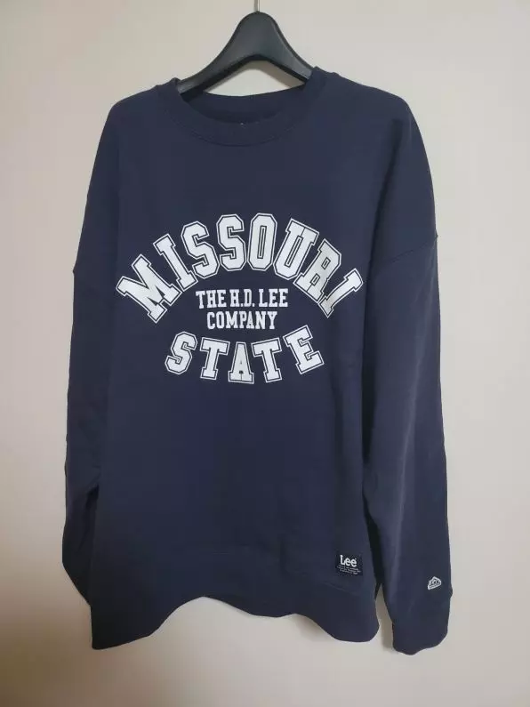 프린트가 아치형이라 너무 맘에드네요 핏도 오버핏이라