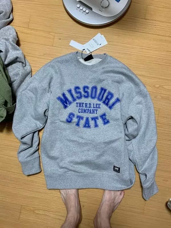 핏도 딱 좋고 재질도 마음에 들어요 얼른 가을이 왔으면 좋겠습니다