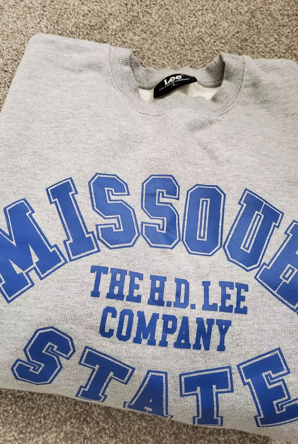 크게 입으려고 라지 삿는데 크네요ㅎㅎ 팔에 자수가 귀여워서 줄이려다 그냥 입으려고요