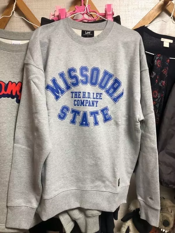 이쁘네요! 상체가 길어서 ; 길게 입는걸 좋아해서 L사이즈로 시켰는데다른 옷들보다는 