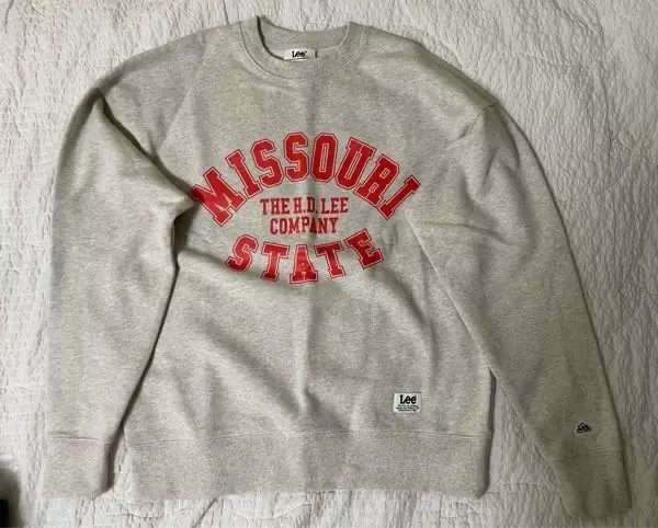 디자인이 너무 귀엽고 깔끔해서 구매하게 됐네요 가을 겨울에 잘입을거 같아요