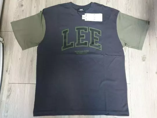 제 교복입니다 핏도 너무 예쁘고 넘 두껍지도 않고 모든 게 완벽해요,,