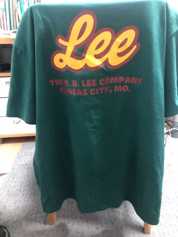 색감이 너무 예쁩니다 리 글씨도 귀엽거 핏도 예뻐요