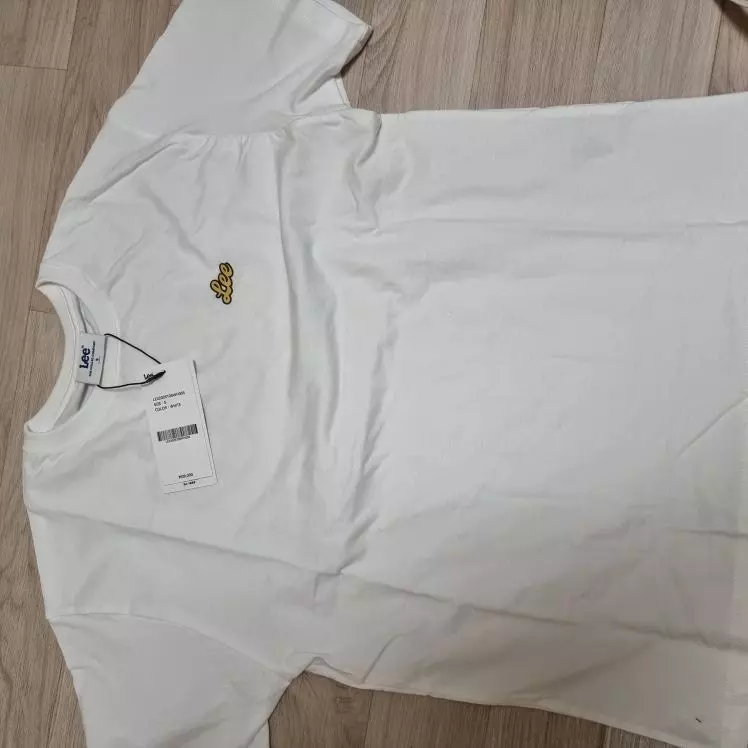 적당한 오버핏이라 좋아요 뒤에 글씨 써져있는게 귀여워요