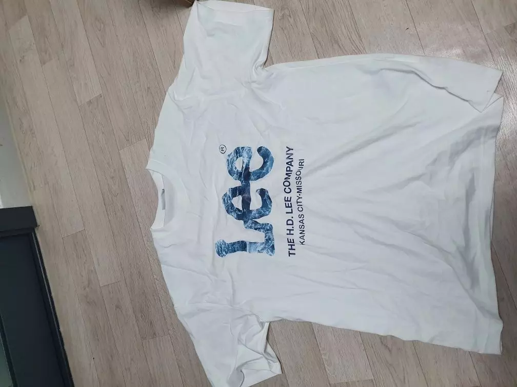 바다색이 좀 더 진합니다사이즈도 큰편이라 오버핏이 되네요그래도 이뻐요!!