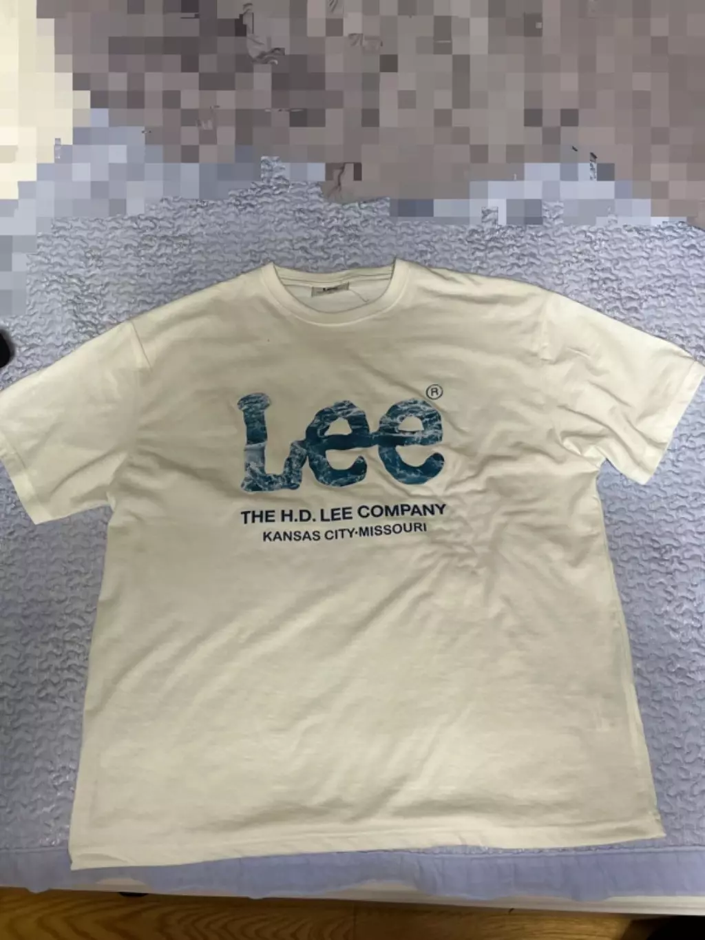 믿고 사는 lee티 !이 옷은 로고가 너무 예쁜거같아요 다른 lee티랑은 조금 다르게 특별