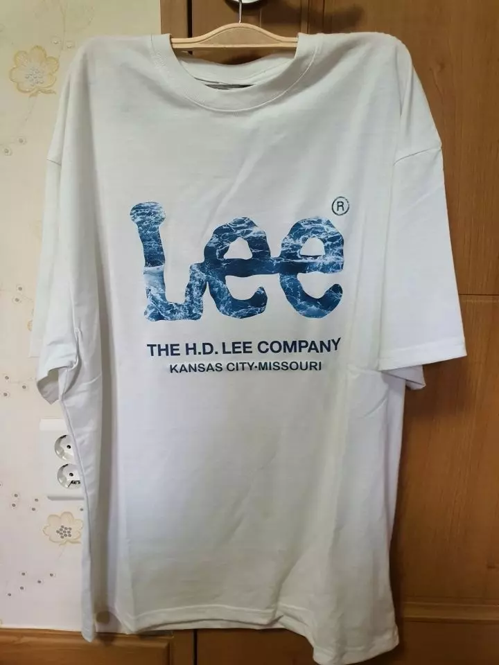 일단 프린트가 너무 귀여워요 바다나 파도 색이라서 보기만해도 시원해지는데 티셔츠도