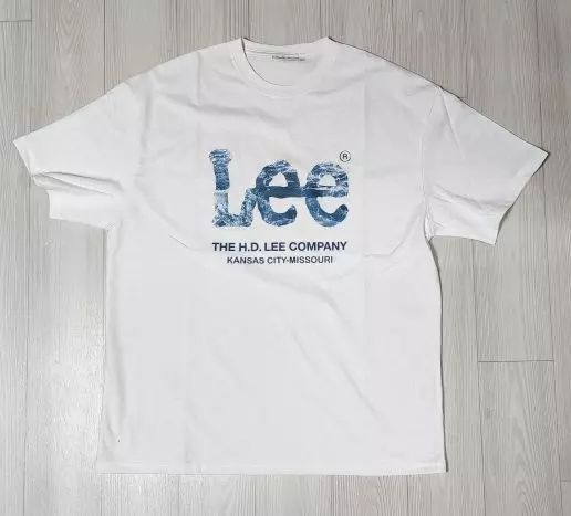 얇고 부드러워서 입기 좋고 바다 로고가 여름룩 포인트로 괜찮네요.