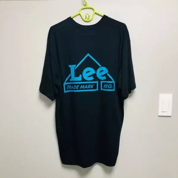 앞은 심플하면서 뒤에 로고가 크게있어서 매력있는 옷이에요 너무맘에 들어요