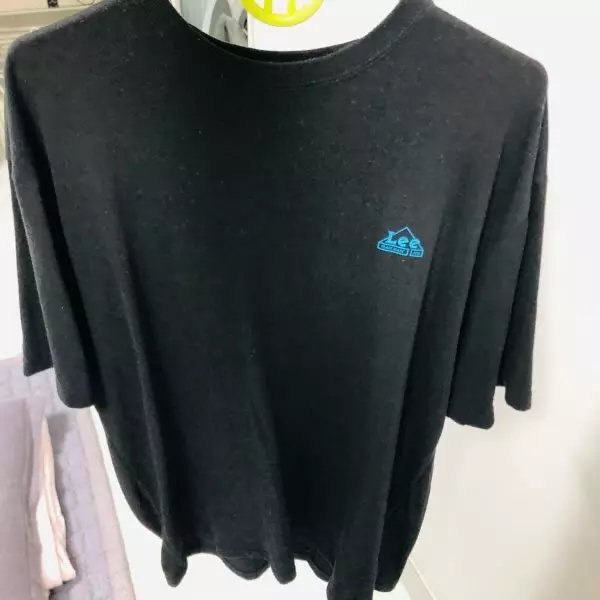 앞은 심플하면서 뒤에 로고가 크게있어서 매력있는 옷이에요 너무맘에 들어요