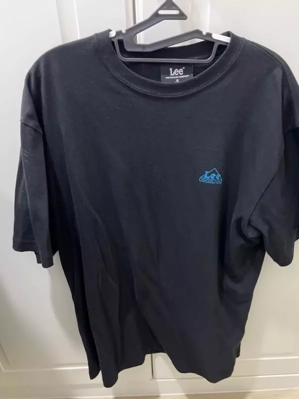 블랙에 블루 색상이 조합이 좋고 심플해서 편하게 입기 좋음