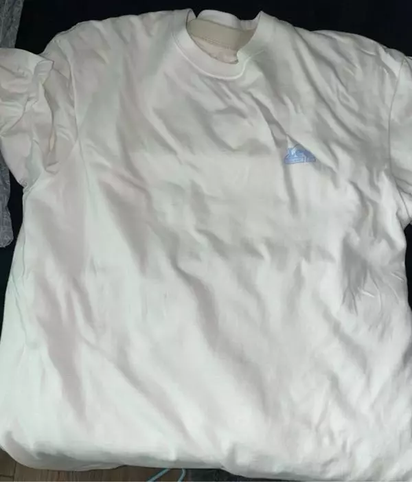 남자친구 선물해줬는데 딱 적당히 맞게 크고요 색감도 이쁘고 얇아용 대신 목이 잘 늘어