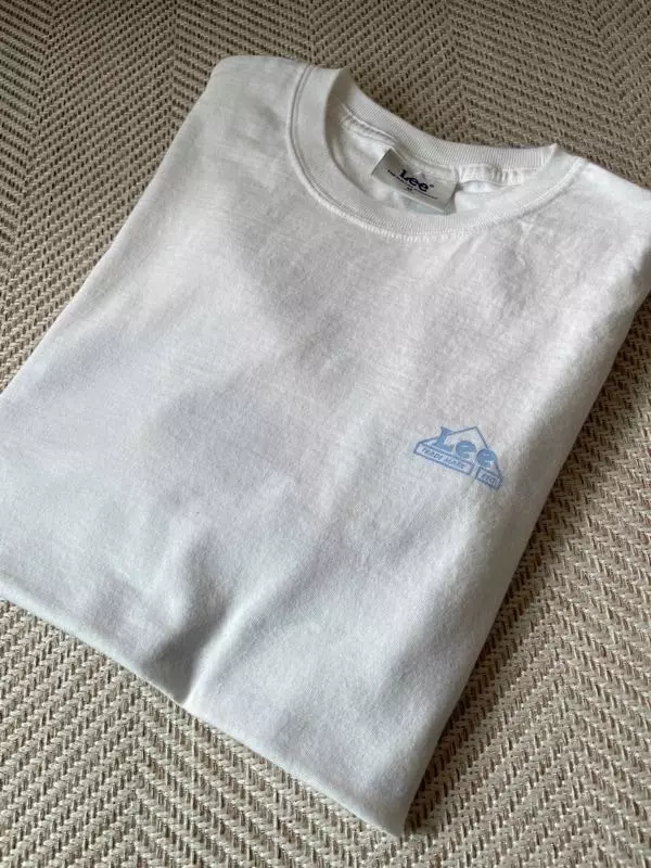 올화이트는 아니라 조금 아쉬워요그래도 하늘색 로고가 이쁩니다넉넉한 사이즈 입는편이