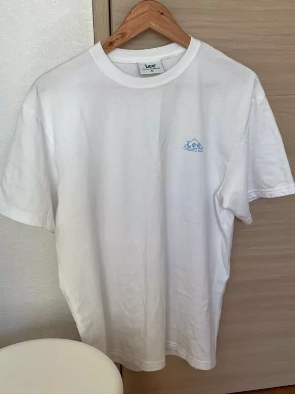 올화이트는 아니라 조금 아쉬워요그래도 하늘색 로고가 이쁩니다넉넉한 사이즈 입는편이