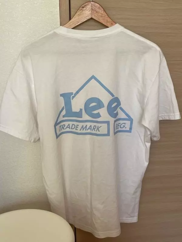 올화이트는 아니라 조금 아쉬워요그래도 하늘색 로고가 이쁩니다넉넉한 사이즈 입는편이