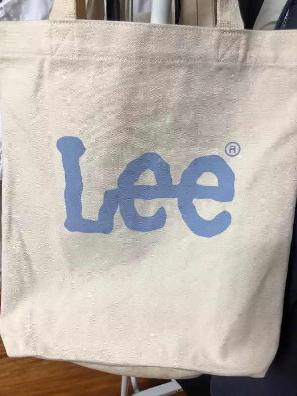 사진 그대로 너무 예쁘고안쪽에 주머니도 있어서 카드나 립 넣고 다니기좋을거같아요!!