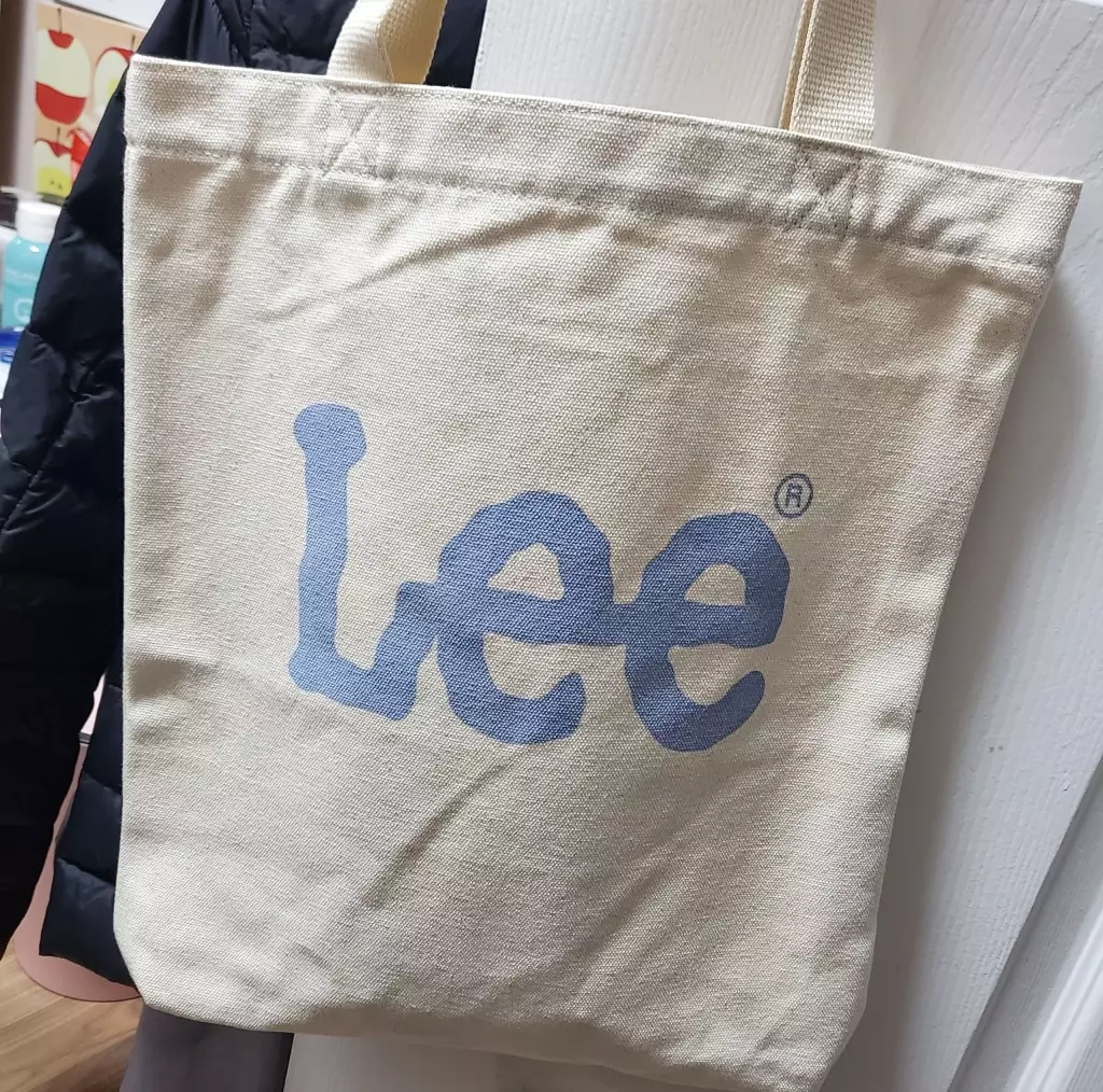 제품받고 너무 맘에들었어요~ 자주 매고 다닐꺼같아요! 이제 날씨도 여름이 온거같은데