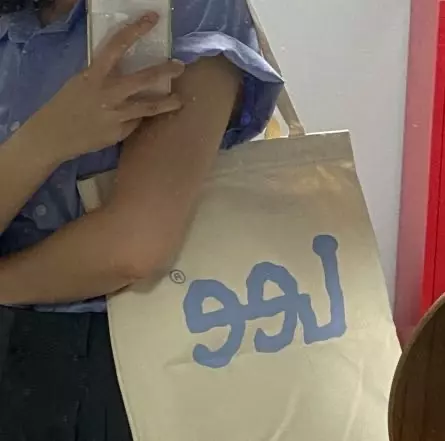 귀요홍 ㅎㅎ개강하면 맨날 들구 다닐꼬다 ~!휘뚜루마뚜루 잘 매고 다닐듯 ㅎ