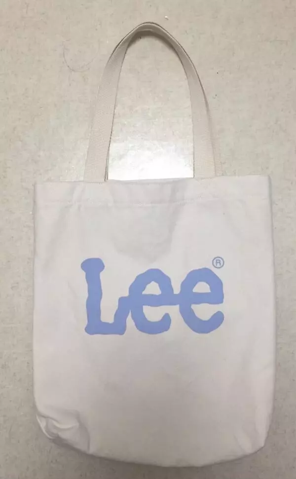 하늘색 리 로고가 정말 예쁘고 선명해요! 저렴한 가격에 자주 들고 다니기 좋습니다