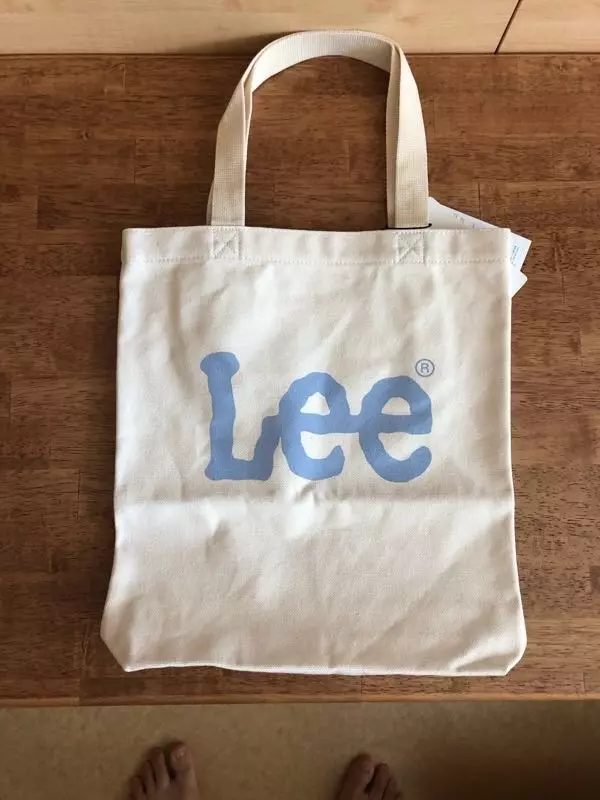 너무 예쁜 가방이에요~! 가볍게 들기 좋은 크기에 소재도 탄탄해요