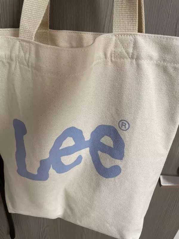 색깔이 너무 밝고 이뻐서 이번 여름에 잘 들었어요!!