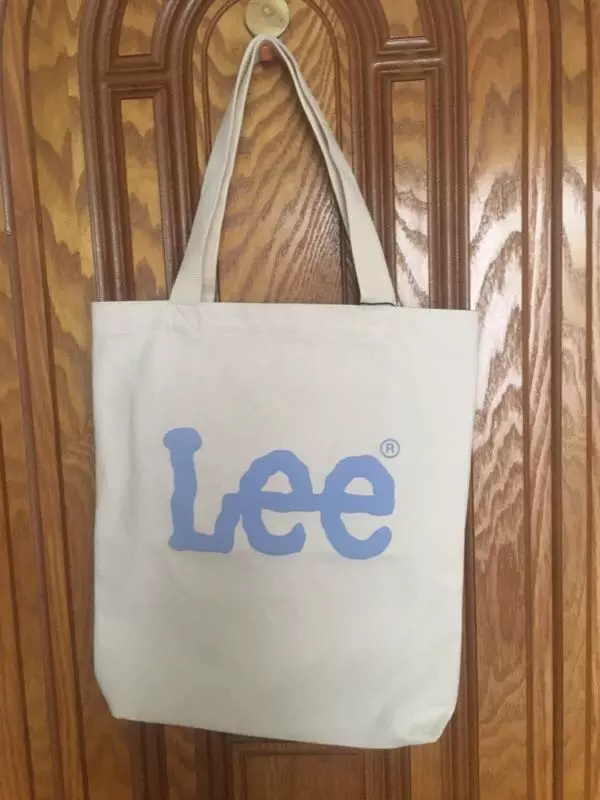 하얀 캔버스에 하늘색 색깔이 예뻐서 들었을 때 예뻐요. 만족합니다