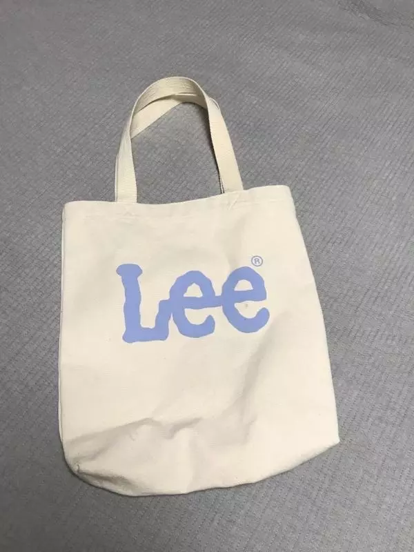 Lee 로고가 시원한 느낌을 주네요.끈이랑 본체 부분 연결도 탄탄합니다.