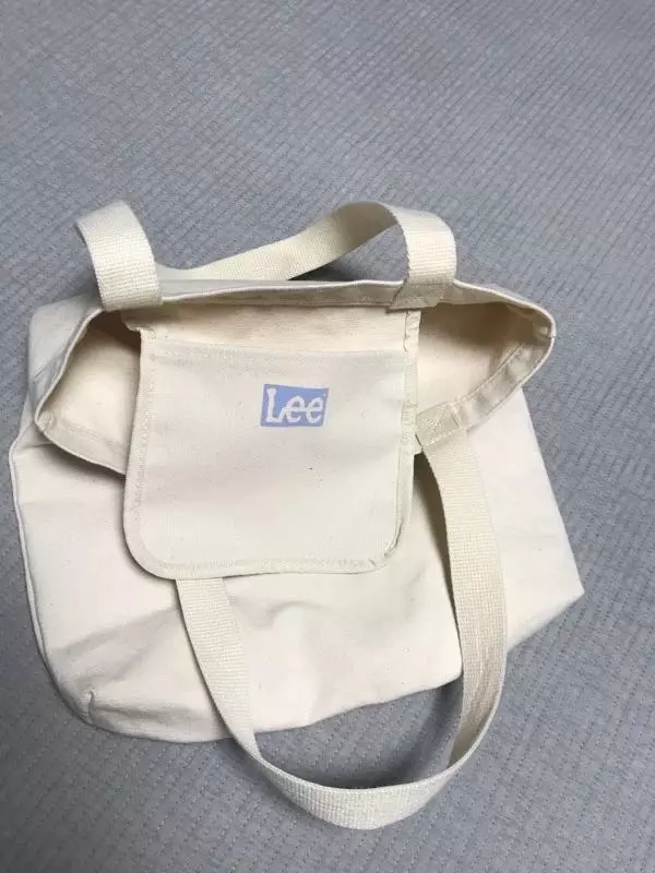 Lee 로고가 시원한 느낌을 주네요.끈이랑 본체 부분 연결도 탄탄합니다.