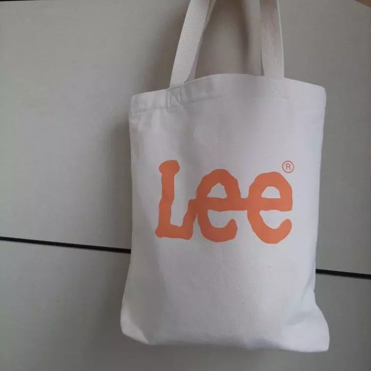 너무 좋아요!! 튼튼하고 잘 가지고 다닐 것 같아요. 색도 너무 예뻐요.