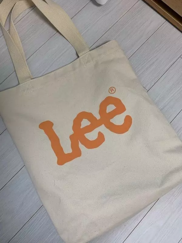 막 매고 다니기 정말 좋아요 전공책에 노트북에 충전기들 지갑 등등 다 넣어도 튼튼하게