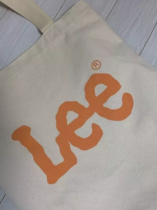 막 매고 다니기 정말 좋아요 전공책에 노트북에 충전기들 지갑 등등 다 넣어도 튼튼하게