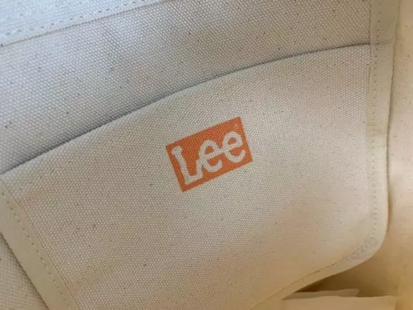 막 매고 다니기 정말 좋아요 전공책에 노트북에 충전기들 지갑 등등 다 넣어도 튼튼하게