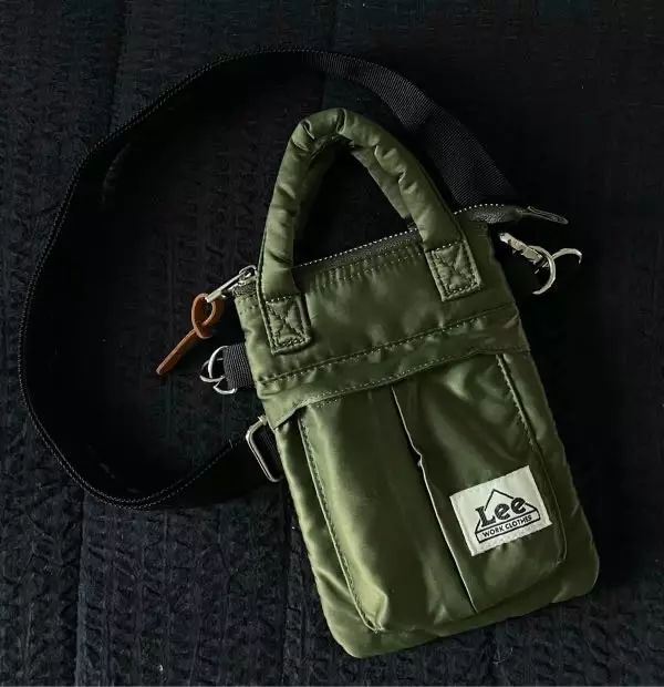 귀여운 작은 가방 찾다가 첫눈에 반해서 샀어욤 어두운 카멜색 고리가 포잉투고 귀여운