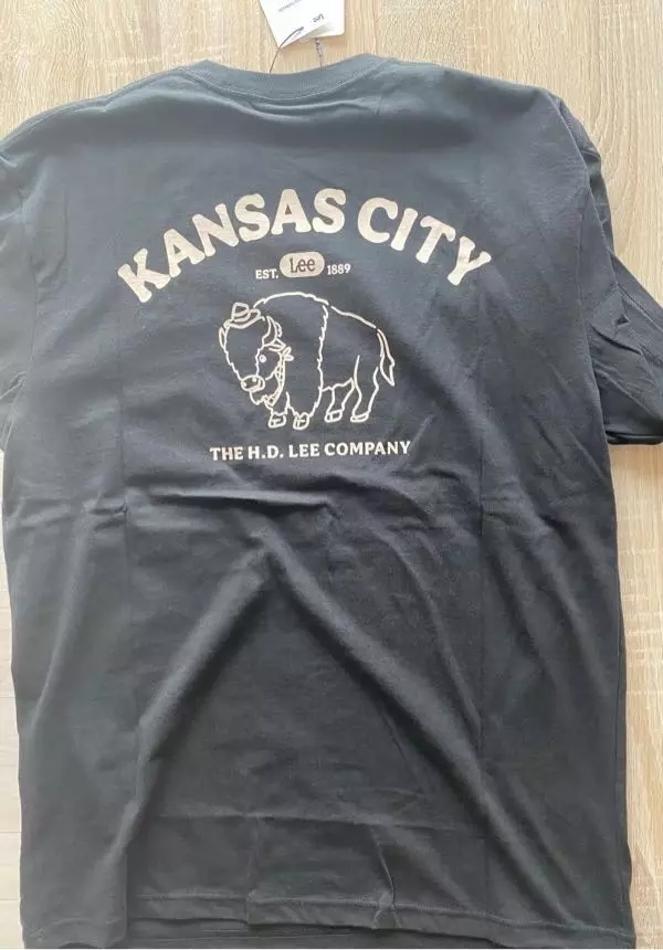 티셔츠 마음에 들어요. 세탁해도 색 빠짐 거의 없고, 너무 편해서 LEE 까만색만 3장 더