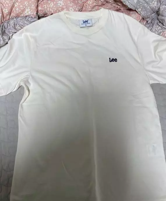 리 티셔츠 샀는데 배송도 빠르고 옷도 이쁜거 같아요.