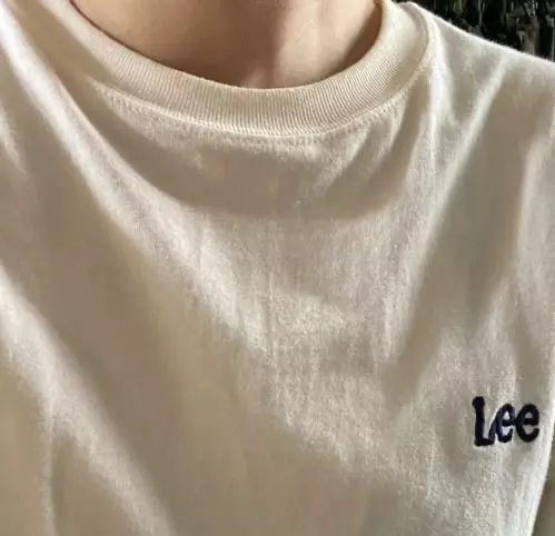 컬러도 예쁘고 두께감도 너무 얇지 않아서 좋아요.잘 입고 있습니다