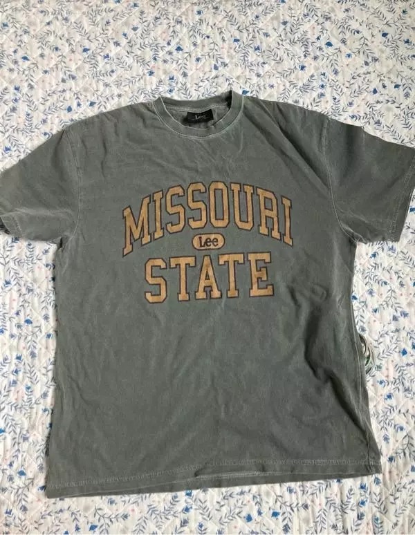 얇지는 않고 사알짝 두꺼워요. 그래두 여름에 이쁘게 잘입었습니당!