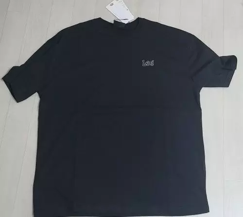 뒷면에 핑크색 로고가 마음에 들어요 티 색감 자체가 선명하고 재질도 부드러워요!