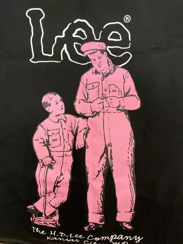 원하던 루즈핏이라 아주 맘에 들어요뒤에 프린팅도 이쁘고 앞에 글자도 너무 안커서 조