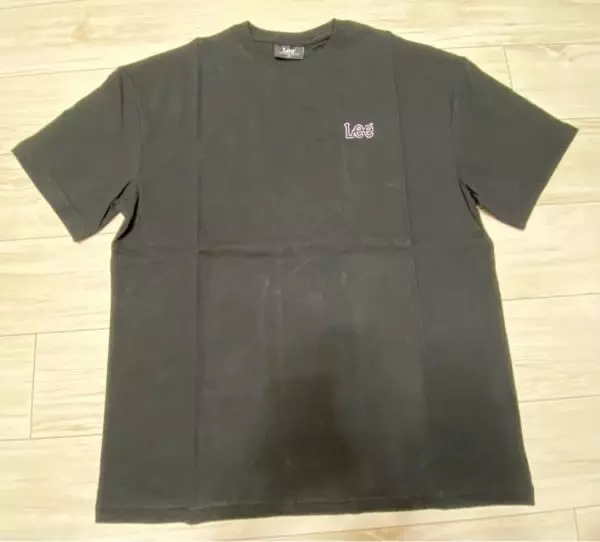 앞쪽에 하얗게 뭐가 묻은것처럼 보이는데 살짝이고 빨래를 해보면 괜찮겠죠~박시하니 예