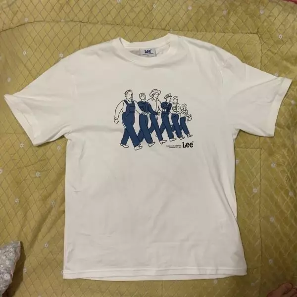 리 트위치 로고 티셔츠는 너무 흔하기도 하고 리 브랜드 저체가 우리나라에서 좀 도메스