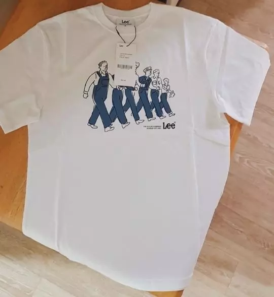 너무 귀엽고 일하러 나가야 할 것 같지만 놀러나가야 하는 그런 키치함이 녹아든 그런 