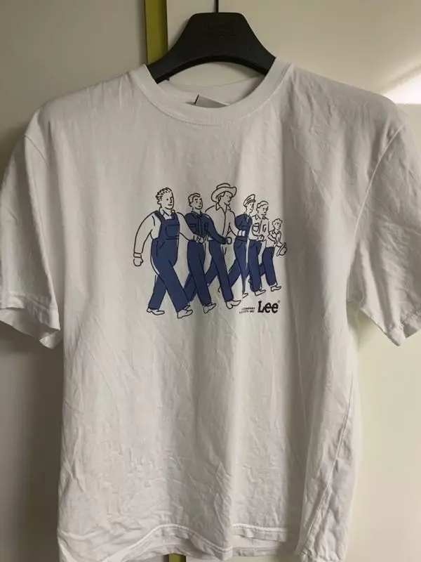 프린팅이 귀엽고 색감도 좋고 전체적으로 만족합니닿ㅎ 로고가 크지 않아서 좋은듯.