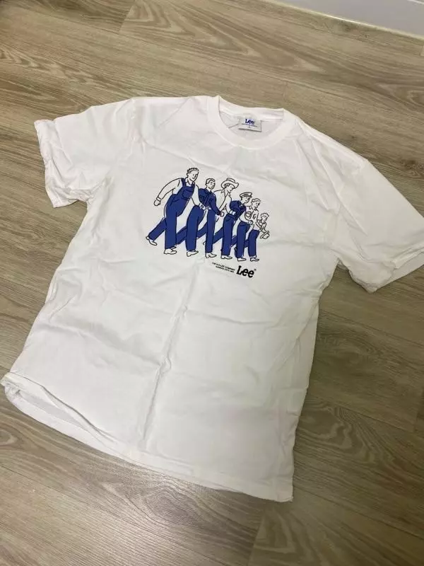 오버핏으로 입으려고 큰사이즈로 구매했는데 욕심이 과했나봐요 ㅋㅋ 그래두 프린팅은 