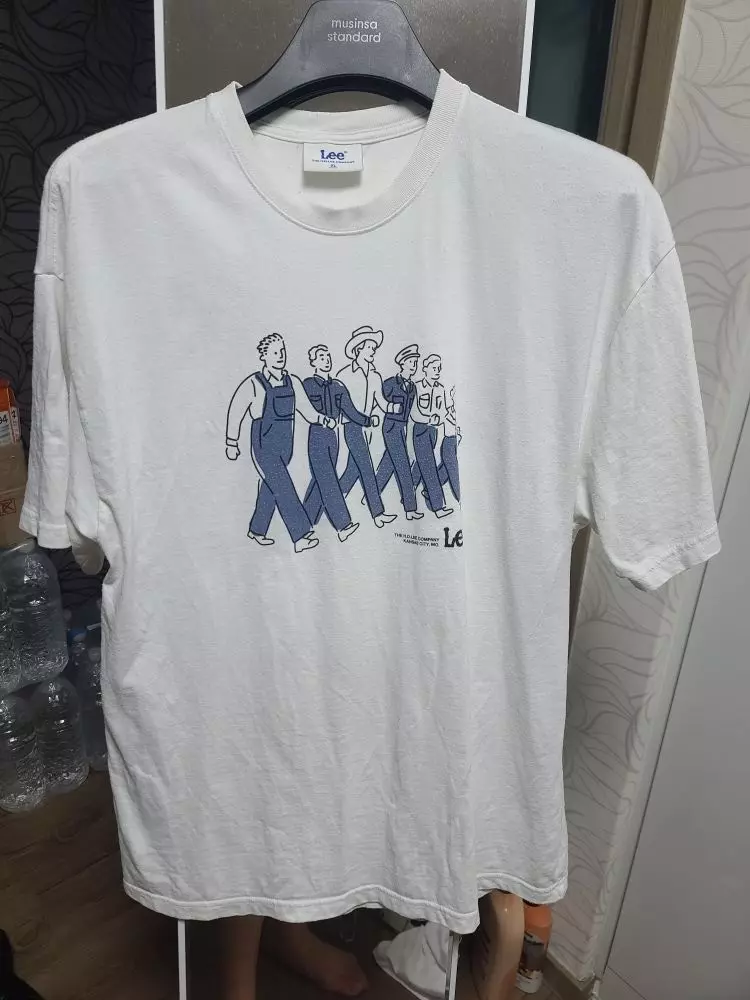 프린팅된 흰티 찾다가 Lee에서 청바지 대표 캐릭터 프린팅보고 너무 귀여워서 샀습니다
